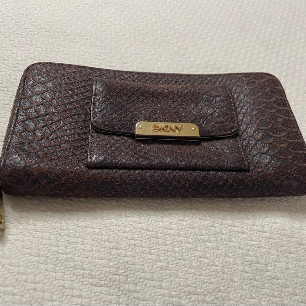 DKNY 100% genuine leather, this wallet is practically new, in great condition! - Picture 3 of 8